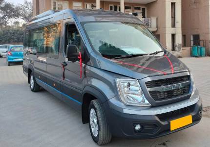 12 Seater Urbania Traveller